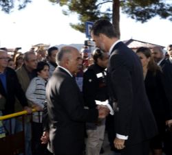 Sus Majestades los Reyes son recibidos el presidente de la Comunidad Autónoma de la Región de Murcia, Alberto Garre a su llegada a localidad murciana 
