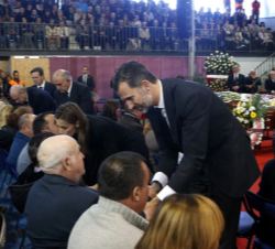 Don Felipe y Doña Letizia saludan y dan su apoyo a los familiares de las víctimas