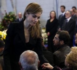 Doña Letizia saluda y da su apoyo a uno de los familiares de las víctimas