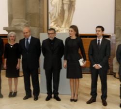 Su Majestad la Reina y el ministro de Educación, Cultura y Deporte, con el premiado, Jaume Plensa, y sus familiares.
