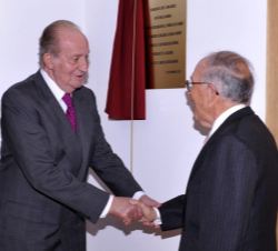 Don Juan Carlos recibe el saludo del presidente de la Real Academia de Ciencias Morales y Políticas, Marcelino Oreja, tras descubrir una placa conmemo