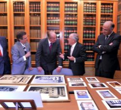 Don Juan Carlos atiende a las explicaciones del presidente de la Real Academia de Ciencias Morales y Políticas, Marcelino Oreja, y del arquitecto resp