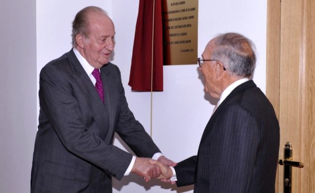 Don Juan Carlos recibe el saludo del presidente de la Real Academia de Ciencias Morales y Políticas, Marcelino Oreja, tras descubrir una placa conmemo
