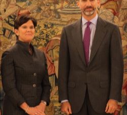 Su Majestad el Rey con la presidenta y consejera delegada de General Dynamics, Phebe N. Novakovic