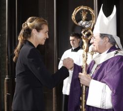 Doña Elena recibe el saludo del arzobispo de Sevilla, Juan José Asenjo