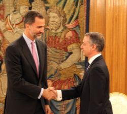 Su Majestad el Rey recibe el saludo del lehendakari del Gobierno Vasco, Iñigo Urkullu.