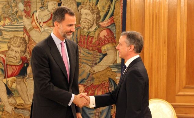 Su Majestad el Rey recibe el saludo del lehendakari del Gobierno Vasco, Iñigo Urkullu.