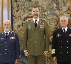 Su Majestad el Rey junto al general del Aire del Cuerpo General del Ejército del Aire, D. Francisco José García de la Vega, y al almirante general del