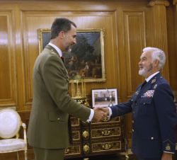 Don Felipe recibe el saludo del general García de la Vega, que deja el cargo como gran canciller de la Real y Militar Orden de San Hermenegildo