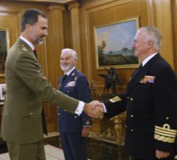 Su Majestad el Rey recibe el saludo del almirante Rebollo, en su presentación como nuevo gran canciller de la Real y Militar Orden de San Hermenegildo