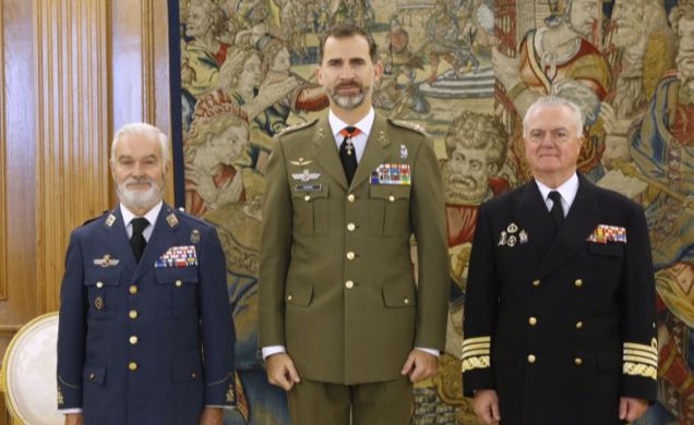 Su Majestad el Rey junto al general del Aire del Cuerpo General del Ejército del Aire, D. Francisco José García de la Vega, y al almirante general del