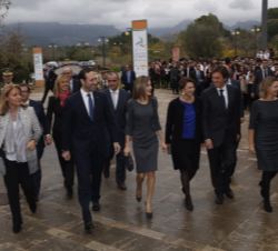 Su Majestad la Reina a su llegada a la escuela de Hostelería de la Universidad de las Illes Balears acompañada por las autoridades presentes en la ina