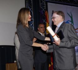 Doña Letizia hace entrega a Pedro Coll Llobera del Premio Estatal en su categoría individual