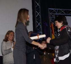 Doña Letizia hace entrega a Concepción Basabe, en representación de la Asociación GORABIDE, del Premio Estatal en su categoría colectiva