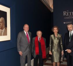 Los Reyes, con los pintores Antonio López y Hernán Cortes, junto al retrato de Don Juan Carlos obra de este último