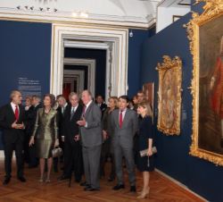 Los Reyes y las personalidades que les acompañaban, en la sala "Carlos III: De Duque de Parma a Rey de España y de las Indias"