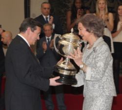 Su Majestad la Reina Doña Sofía entrega el Premio Reina Sofía al padre de Mireia, José Belmonte