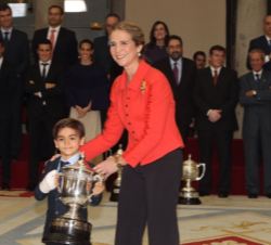 Su Alteza Real la Infanta Doña Elena entrega el premio que lleva su nombre al niño Alejandro Rodríguez Macías
