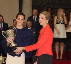 Su Alteza Real la Infanta Doña Elena entrega el Premio Infanta de España S.A.R. Doña Cristina a Ona Carbonell
