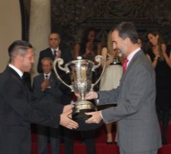 Su Majestad el Rey entrega el Trofeo Comunidad Iberoamericana a Diego Pablo Simeone