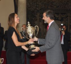 Su Majestad el Rey entrega la Copa Barón de Güell, que distingue a las Selecciones Femeninas de Baloncesto, a la capitana de la Seleción Senior, Amaya