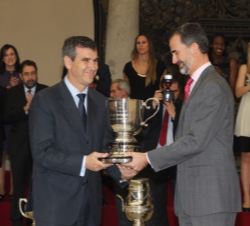 Su Majestad el Rey entrega el Premio Consejo Superior de Deportes al alcalde de Guadalajara, Antonio Román