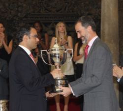 Su Majestad el Rey entrega el Premio Joaquín Blume al responsable del Club Deportivo de Colegios Gredos San Diego, Víctor Calvo