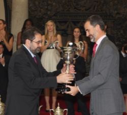 Su Majestad el Rey entrega el Premio Nacional a la Artes y las Ciencias Aplicadas al Deporte al realizador de televisión Víctor Santamaría
