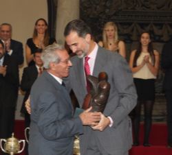 Su Majestad el Rey entrega el Premio Nacional Francisco Fernández Ochoa a Federico Martín Bahamontes