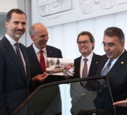 El presidente del Consejo Ejecutivo de SEAT, Jurgen Stackaman, muestra una fotografía de Su Majestad el Rey conduciendo el SEAT Ibiza que está expuest