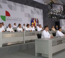 Los Jefes de Estado y de Gobierno asistentes a la Cumbre, durante la ceremonia inaugural
