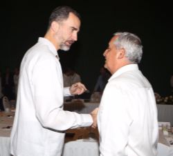 Don Felipe recibe el saludo del presidente de la República de Guatemala, Otto Fernando Pérez Molina, momentos antes del desayuno de trabajo que Su Maj