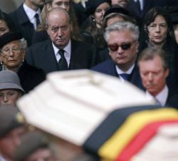 Sus Majestades los Reyes Don Juan Carlos y Doña Sofía durante la Misa Funeral por Su Majestad la Reina Fabiola 