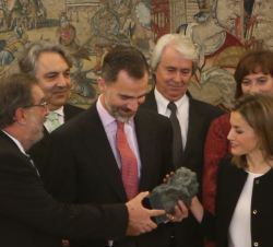 Don Felipe recibe de manos del presidente de la Academia de las Artes y las Ciencias Cinematográficas de España, Enrique González Macho, el "Goya