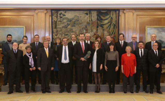 Sus Majestades los Reyes acompañados por los miembros de la Junta Directiva de la Academia de las Artes y las Ciencias Cinematográficas de España
