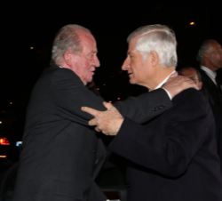 Don Juan Carlos recibe el saludo del duque de Huescar, Carlos Fitz-James Stuart