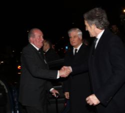 Don Juan Carlos es saludado por Alfonso Díez, duque consorte de Alba de Tormes