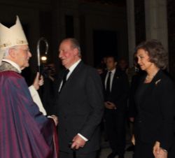 Don Juan Carlos y Doña Sofía son saludados por el cardenal Arzobispo Emérito de Sevilla, Carlos Amigo
