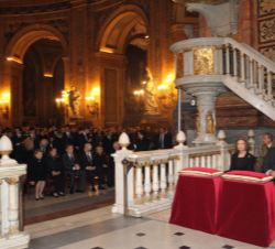 Sus Majestades los Reyes Don Juan Carlos y Doña Sofía en un momento del funeral