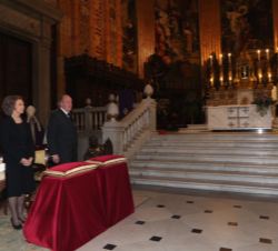 Los Reyes Don Juan Carlos y Doña Sofía durante el funeral celebrado en la Real Basílica de San Francisco el Grande de Madrid
