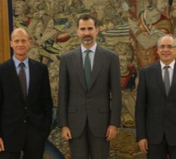 Don Felipe junto al consejero delegado del Grupo Airbus, Thomas Enders, y el presidente del Grupo Airbus en España, Domingo Ureña Raso