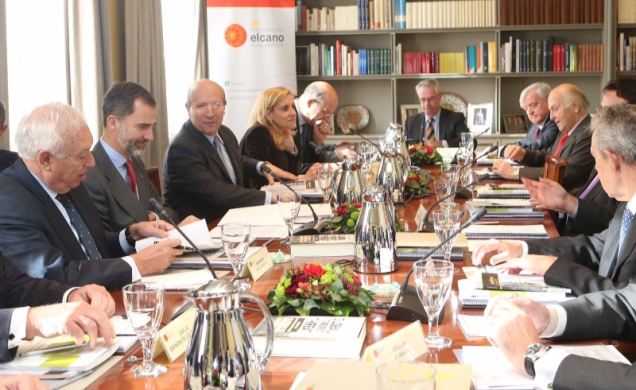 Su Majestad el Rey durante la reunión del Patronato del Real Instituto Elcano de Estudios Internacionales y Estratégicos