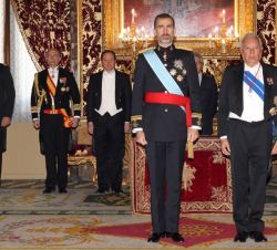 Su Majestad el Rey junto al ministro de Asuntos Exteriores y de Cooperación, José Manuel García-Margallo, durante el minuto de silencio por las víctim