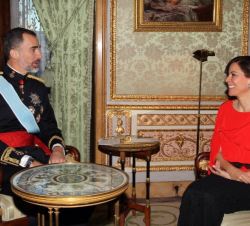 Don Felipe conversa con la embajadora de Panamá, tras hacerle entrega de la Carta Credencial