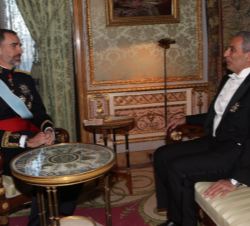 Su Majestad el Rey conversa con el embajador de Egipto, tras hacerle entrega de la Carta Credencial