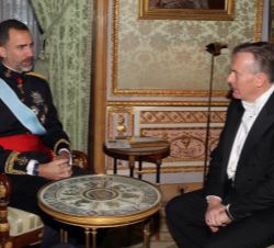 Su Majestad el Rey conversa con el embajador de Irlanda