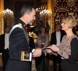 Su Majestad el Rey recibe la Carta Credencial de la embajadora de la República de Hungría, Enikő Győri