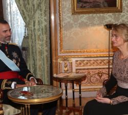 Don Felipe conversa con la embajadora de Hungría, tras hecerle entrega de la Carta Credencial