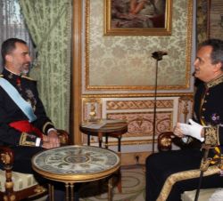 Su Majestad el Rey conversa con el embajador de Portugal