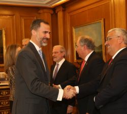 Su Majestad el Rey recibe el saludo del rector de la Universidad de Sevilla